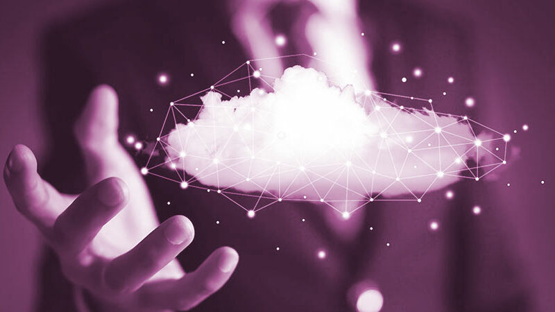 Eine virtuelle Wolke zum Thema Cloud Management schwebt über einer Hand.