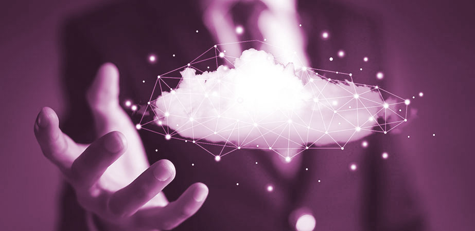 Eine virtuelle Wolke zum Thema Cloud Management schwebt über einer Hand.