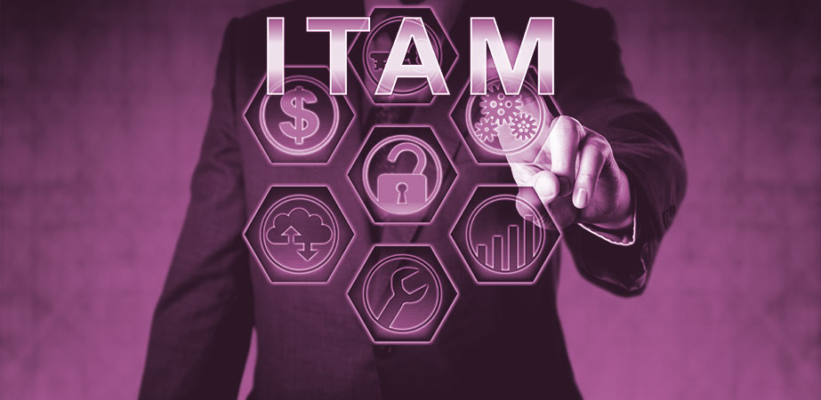 Körper eines Geschäftsmanns, der mit seinem Finger auf die Buchstaben ITAM und weitere Symbole zeigt.