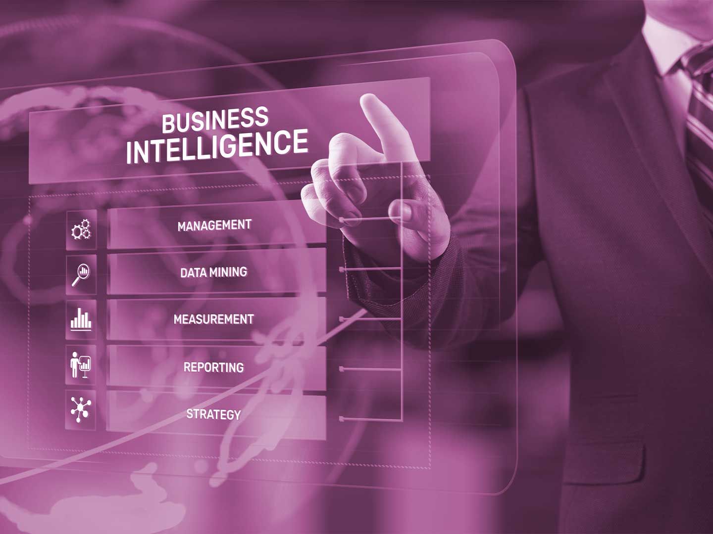 IT-Miarbeiter recherchiert, wie Business Intelligence das Unternehmen erfolgreicher macht.