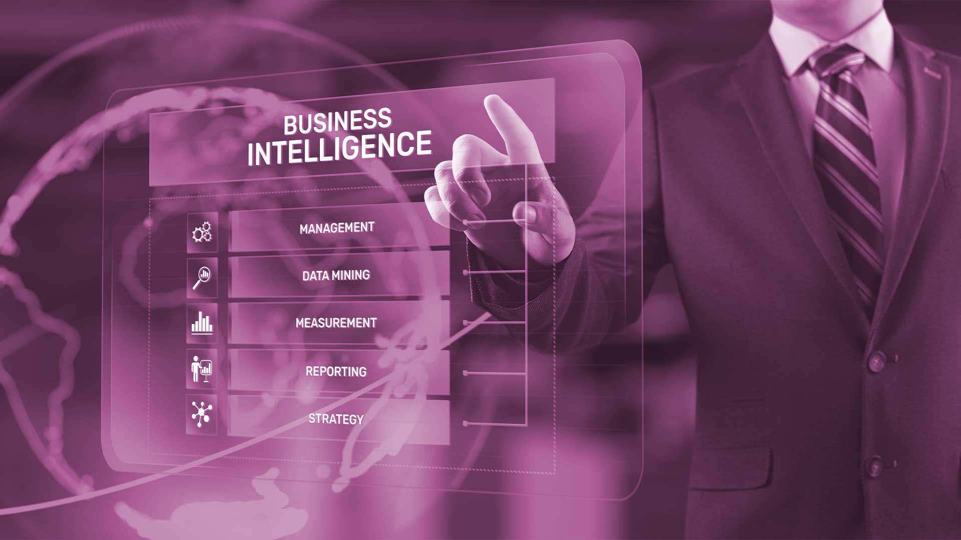 IT-Miarbeiter recherchiert, wie Business Intelligence das Unternehmen erfolgreicher macht.